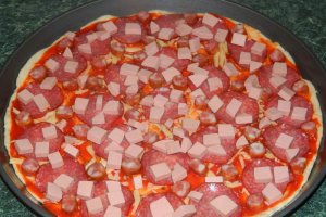 Pizza duet cu porumb si diverse