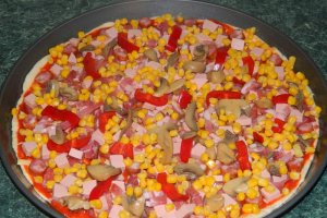 Pizza duet cu porumb si diverse