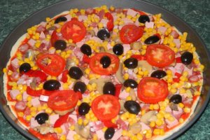 Pizza duet cu porumb si diverse