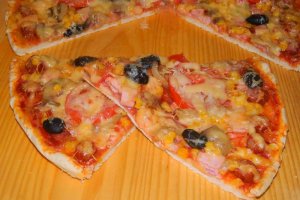 Pizza duet cu porumb si diverse