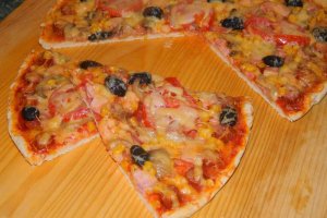 Pizza duet cu porumb si diverse