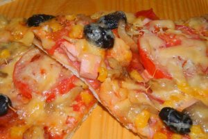 Pizza duet cu porumb si diverse