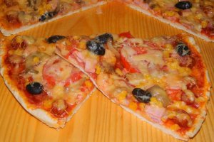 Pizza duet cu porumb si diverse