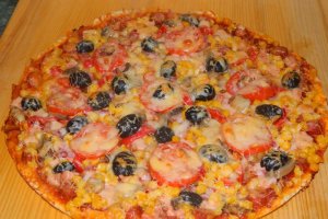 Pizza duet cu porumb si diverse