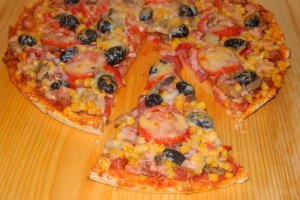 Pizza duet cu porumb si diverse