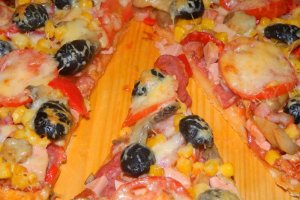 Pizza duet cu porumb si diverse
