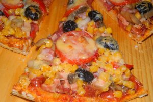 Pizza duet cu porumb si diverse
