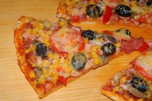 Pizza duet cu porumb si diverse
