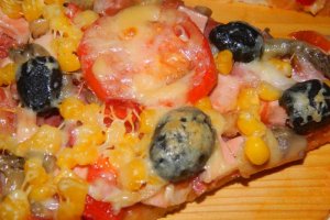 Pizza duet cu porumb si diverse