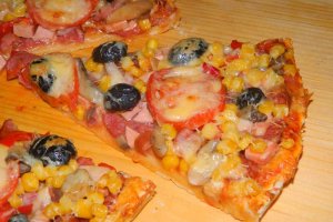 Pizza duet cu porumb si diverse
