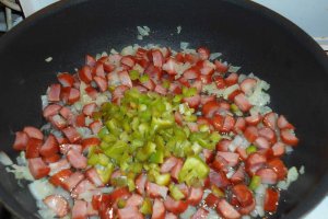Aperitiv ciuperci umplute cu carnati cabanos