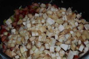Aperitiv ciuperci umplute cu carnati cabanos