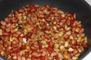 Aperitiv ciuperci umplute cu carnati cabanos