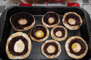 Aperitiv ciuperci umplute cu carnati cabanos