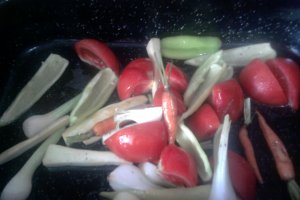 Snitele la cuptor cu garnitura de legume si sos de branza