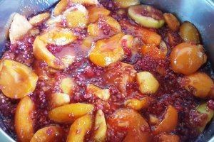 Desert gem de caise, piersici, zmeura si menta