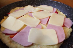 Aperitiv placinta la tigaie cu aluat de cartofi si umplutura delicioasa, de nu-ti mai doresti altceva la masa