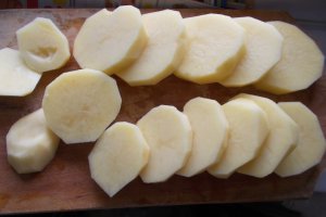 Rondele de cartofi, cu unt si cascaval la cuptor