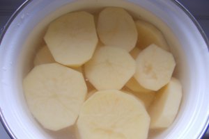 Rondele de cartofi, cu unt si cascaval la cuptor