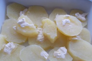 Rondele de cartofi, cu unt si cascaval la cuptor