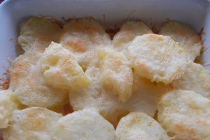 Rondele de cartofi, cu unt si cascaval la cuptor