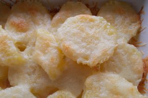 Rondele de cartofi, cu unt si cascaval la cuptor