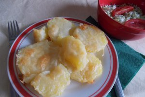 Rondele de cartofi, cu unt si cascaval la cuptor