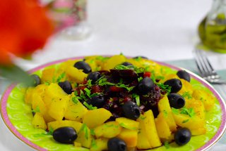 Salata de cartofi noi cu sfecla rosie