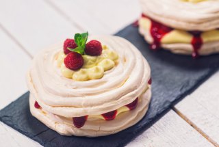 Desert mini-pavlova cu zmeura