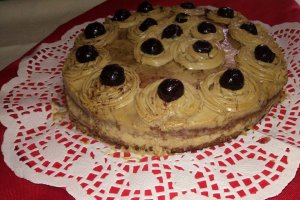 Desert tort cu blat pufos de nuca si crema de ness