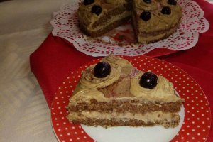 Desert tort cu blat pufos de nuca si crema de ness