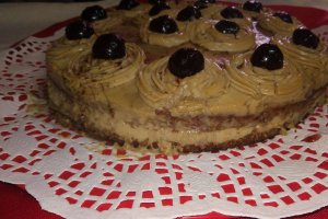 Desert tort cu blat pufos de nuca si crema de ness
