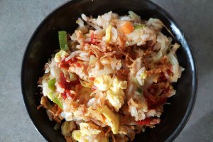 Nasi ( Orez prajit in stil indonezian cu legume si carne de pui)