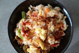 Nasi ( Orez prajit in stil indonezian cu legume si carne de pui)