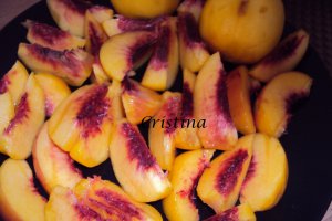 Prajitura rasturnata cu piersici si caramel