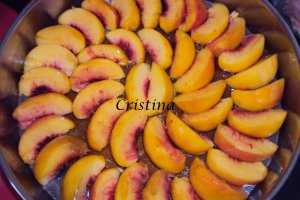 Prajitura rasturnata cu piersici si caramel
