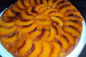 Prajitura rasturnata cu piersici si caramel