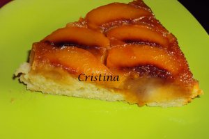 Prajitura rasturnata cu piersici si caramel