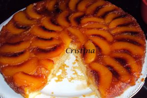 Prajitura rasturnata cu piersici si caramel