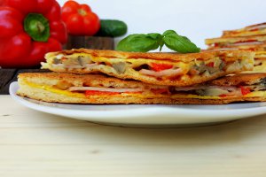 Sandvisuri cu omleta, ardei, ciuperci, muschi tiganesc si cascaval la Panini Maker Breville