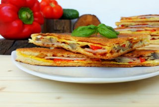 Sandvisuri cu omleta, ardei, ciuperci, muschi tiganesc si cascaval la Panini Maker Breville