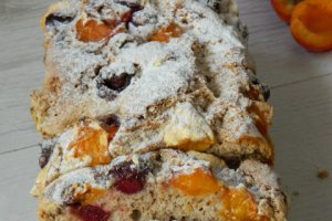 Desert chec cu nuci, caise si visine