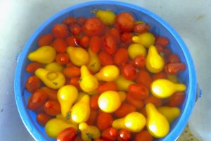 Bulion din rosii cherry de diverse forme si culori... amalgam