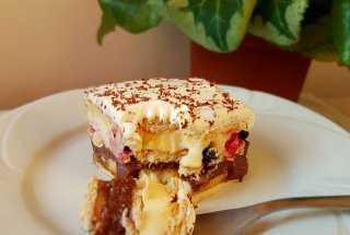 Desert cu biscuiti, doua creme si fructe asortate