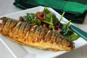 Macrou la gratar cu salata de fasole rosie