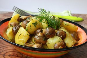 Cartofi la tigaie cu ciuperci