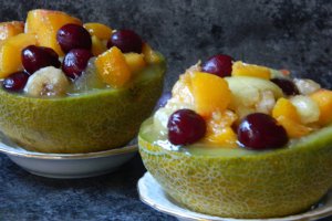 Desert pepene galben umplut cu fructe