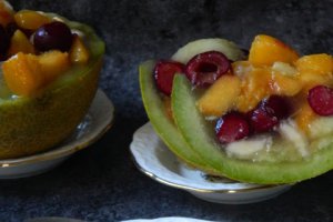 Desert pepene galben umplut cu fructe