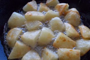 Cartofi la tigaie, cu salata asortata