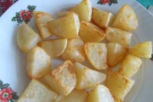 Cartofi la tigaie, cu salata asortata